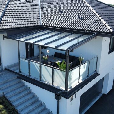 Terassendach aus Glas an einem modernen Haus