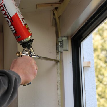 Mitarbeiter bei der Montage eines neuen Fensters