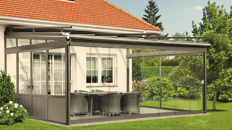 Terassendach mit Gartenmöbeln darunter