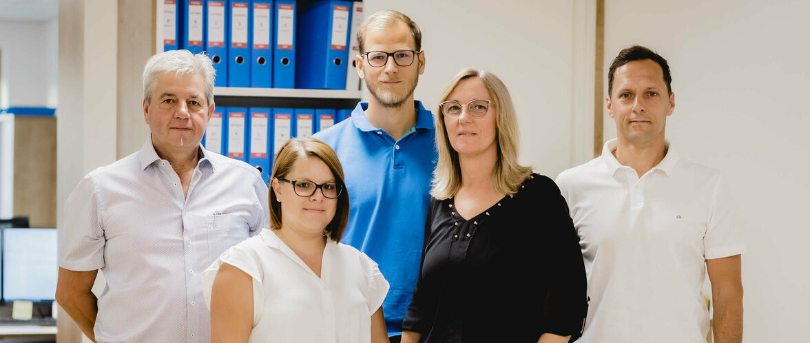 Gruppenfoto der Büromitarbeiter