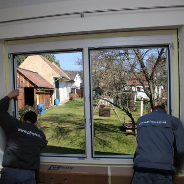 Mitarbeiter bei der Monatge eines neuen Doppelfensters